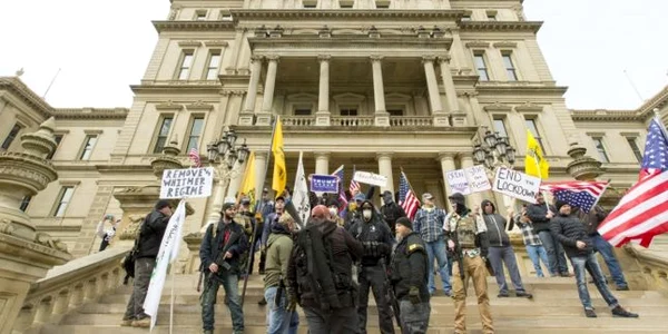Protestatari faţă de prelungirea restricţiilor anti-COVID-19 stau pe treptele Capitoliului din MichiganFOTO EPA-EFE