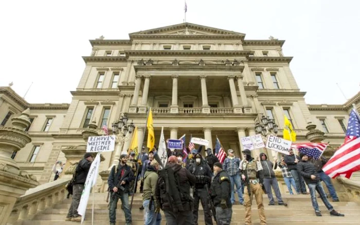 Protestatari faţă de prelungirea restricţiilor anti-COVID-19 stau pe treptele Capitoliului din Michigan FOTO EPA-EFE