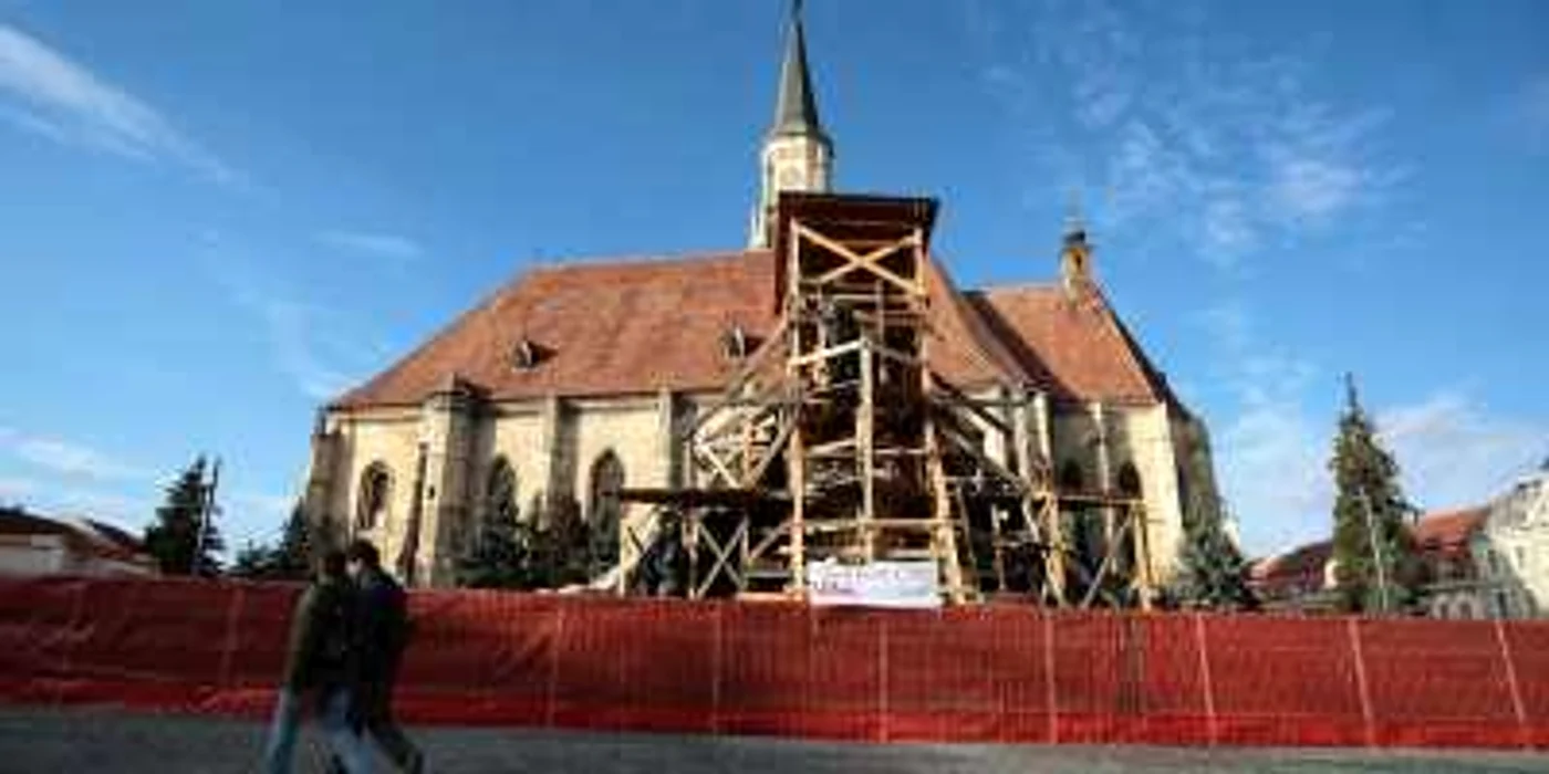 Lucrările continuă la statuia din Piaţa Unirii