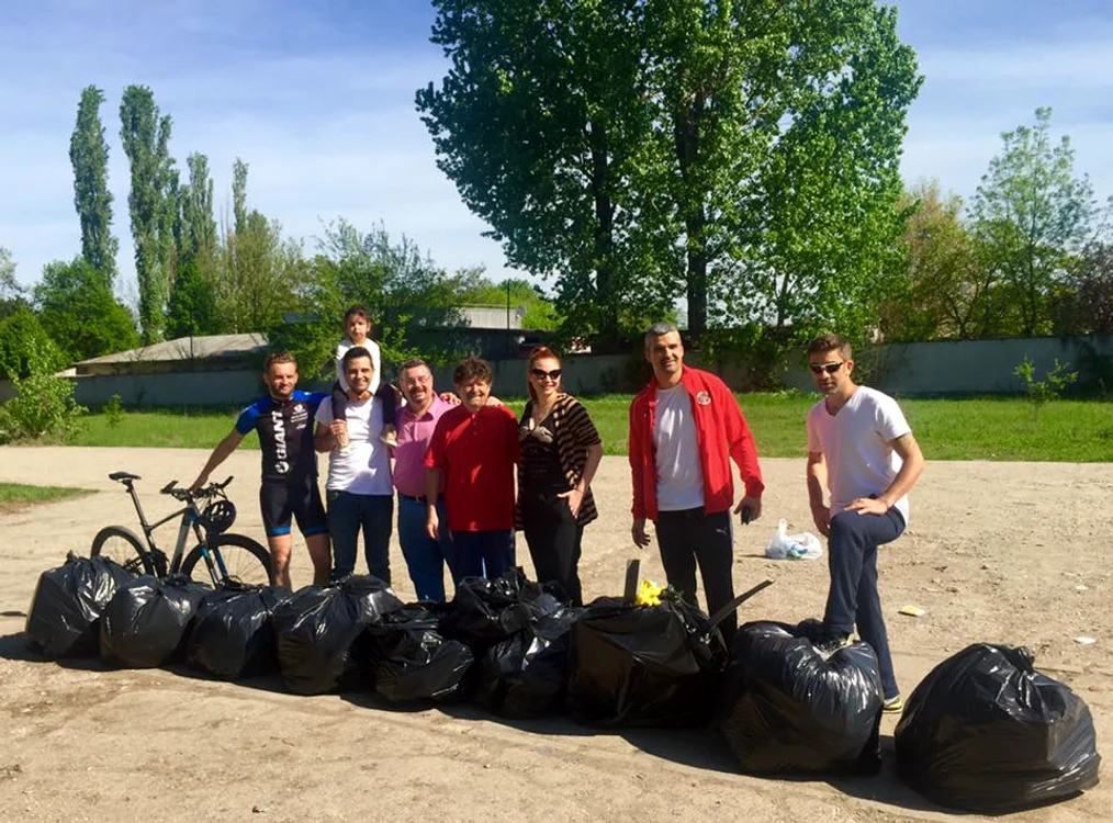 Adina Buzatu și alte vedete - Sorin Brotnei, Mihai Gruia, Aurelian Temișan, Zsolt Kerestely, Don Mariano și Max de la DJ Project - au adunat orice mizerie au găsit într-o plimbare de zece pași