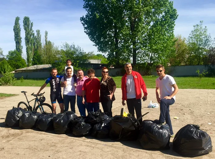 Adina Buzatu și alte vedete - Sorin Brotnei, Mihai Gruia, Aurelian Temișan, Zsolt Kerestely, Don Mariano și Max de la DJ Project - au adunat orice mizerie au găsit într-o plimbare de zece pași