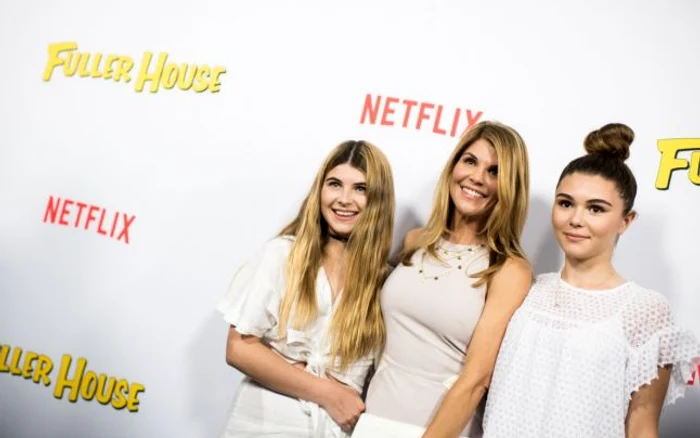 Lori Loughlin (mijloc) şi fiicele ei, Isabella (stânga) şi Olivia FOTO Guliver/Getty Images