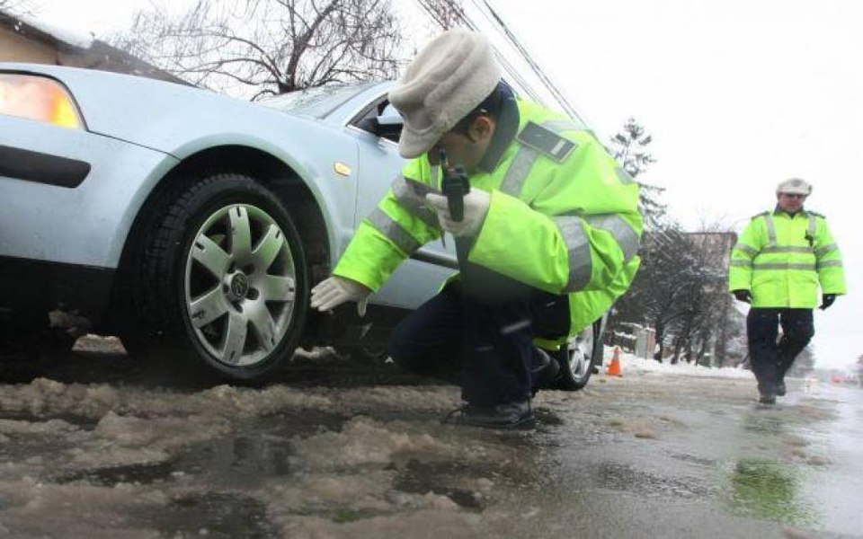 Cozi imense la schimbat de cauciucuri. Iarna i-a luat prin surprindere pe șoferi