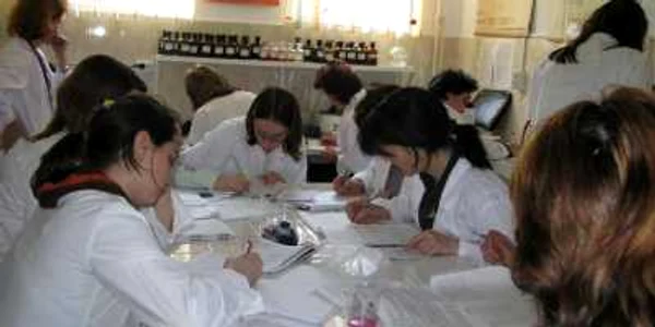Asistenţii cu studii medii vor trebui să aibă licenţă din 2012