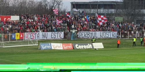 Galeria arădenilor au lansat mesaje ironice faţă de Poli