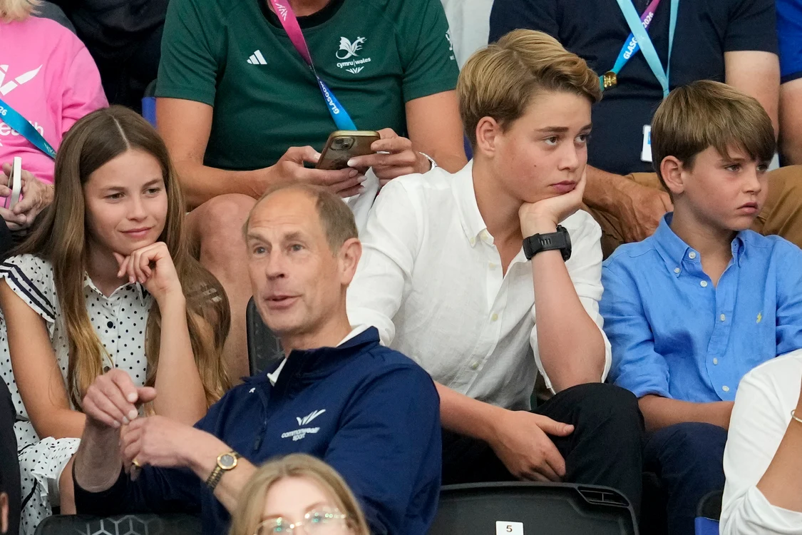 Prințul Edward, Duce de Edinburgh, cu Charlotte, George și Louis, Profimedia (1) jpg
