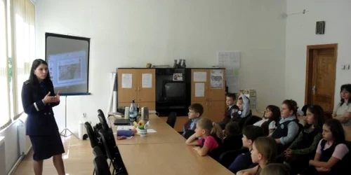 Poliţiştii îi pregătesc pe elevi despre cum să trebuie să se comporte dacă sunt răpiţi