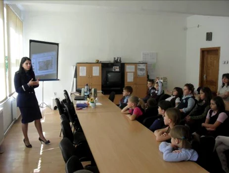Poliţiştii îi pregătesc pe elevi despre cum să trebuie să se comporte dacă sunt răpiţi