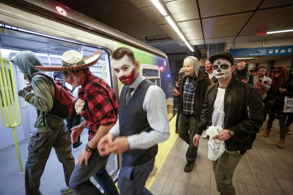 Toţi morţii vii, vampirii şi vârcolacii să poftească în vagoane! 