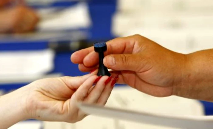 Alegătorii spun că ştampilele sunt înmuiate în tuşFoto: Arhiva Click