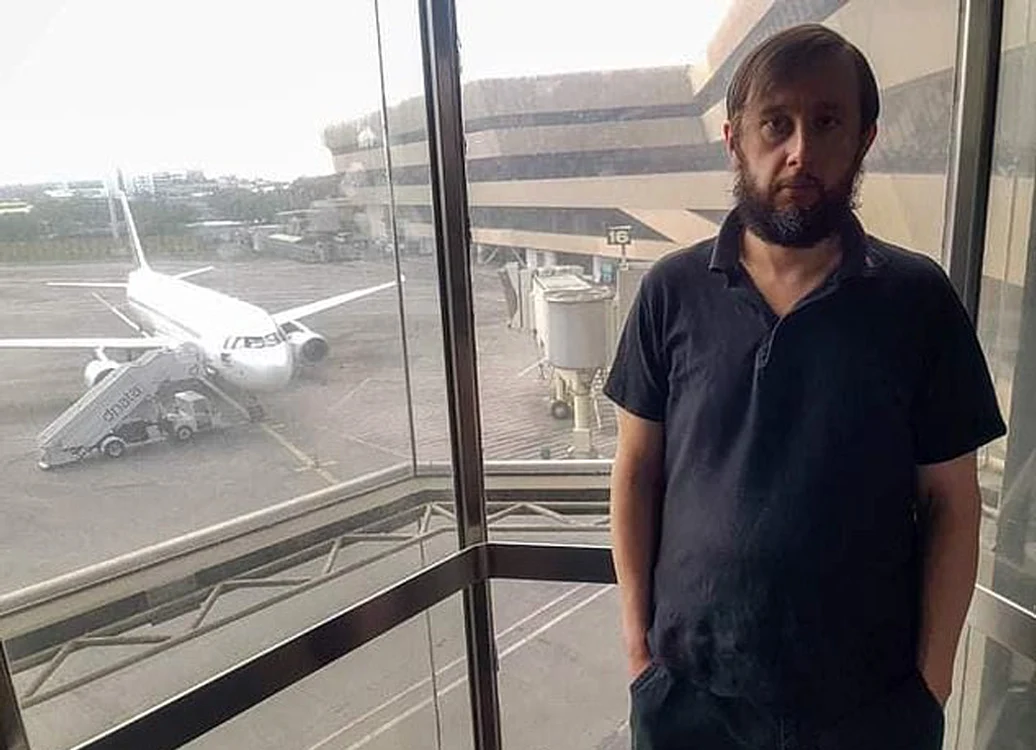 
    Se uită cu jind  la avioanele  care pleacă  şi speră să-şi  recupereze  paşaportul   