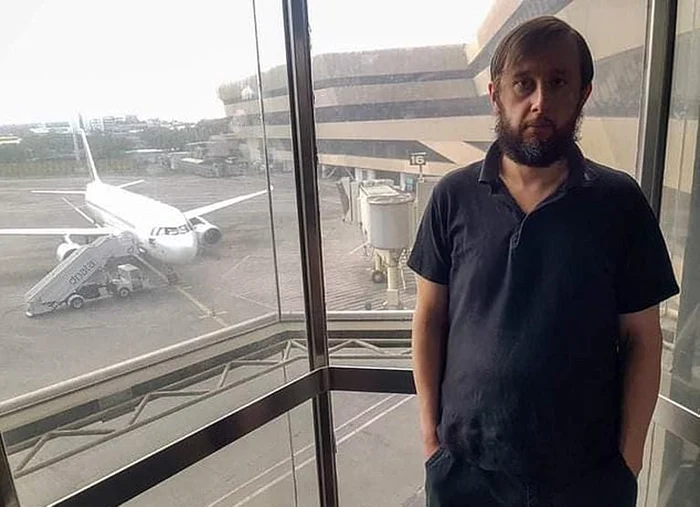 Se uită cu jind la avioanele care pleacă şi speră să-şi recupereze paşaportul