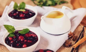 compot de fructe rosii de padure desert berlinez jpeg