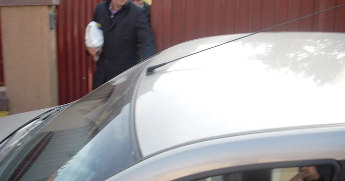 Sorin Apostu iese din casă, după ce aceasta a fost percheziţionată
