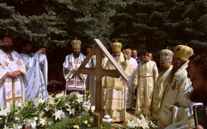 Slujbele religioase au fost ţinute de un sobor de preoţi, din care au făcut parte Mitropolitul Ardealului, Laurenţiu Streza, şi episcopul Gurie al Devei şi Hunedoarei.