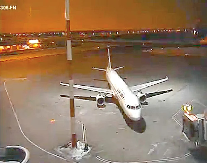 Camerele de pe Aeroportul „Henri Condă” din Otopeni au înregistrat momentul în care cerul a fost luminat, dar și dârele lăsate de meteorit