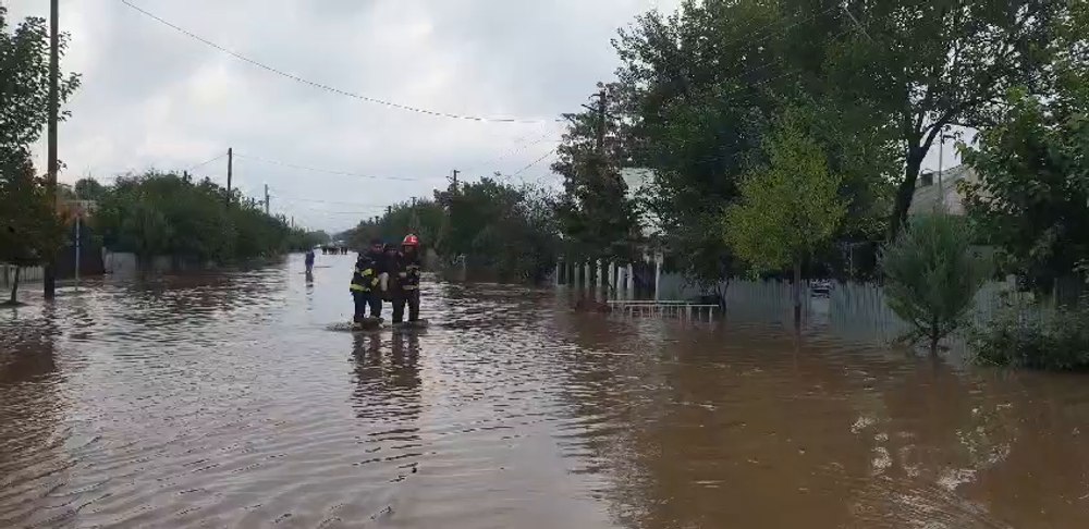 Iohannis, despre inundațiile catastrofale din județul Galați: „Mulţi n-au avut nicio avertizare de la autorităţi. Au aflat de la vecini că vine apa”