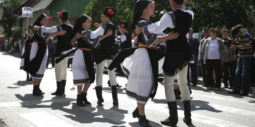 Festivalul va începe cu o paradă a portului popular