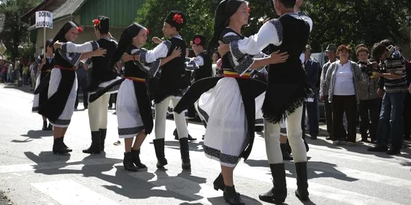 Festivalul va începe cu o paradă a portului popular