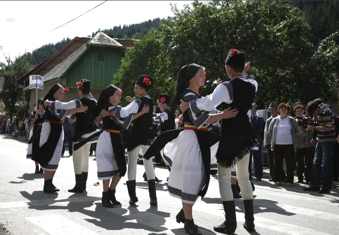 Festivalul va începe cu o paradă a portului popular