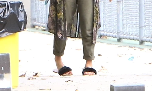 *EXCLUSIVE* Pregnant Jessica Alba takes her daughters to tennis class on a hot Summer day jpeg