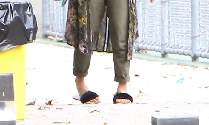 *EXCLUSIVE* Pregnant Jessica Alba takes her daughters to tennis class on a hot Summer day jpeg