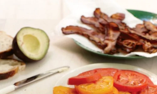 sandvisuri cu bacon rosii si avocado jpeg