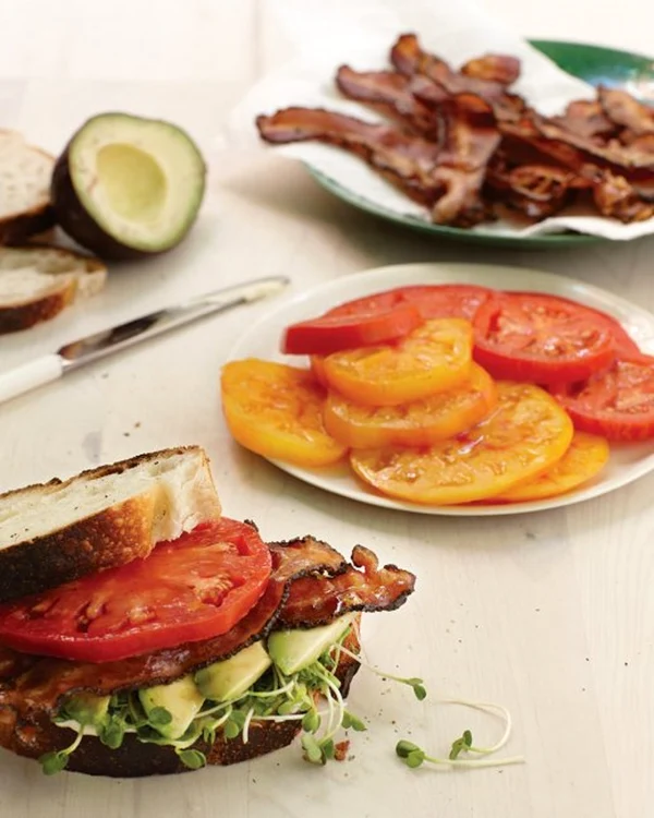 sandvisuri cu bacon rosii si avocado jpeg