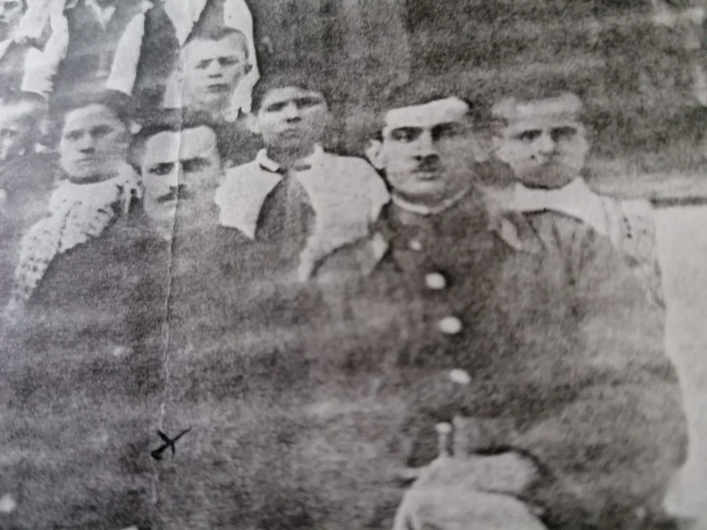 Ionel Arsinte, în dreapta imaginii, îmbrăcat în ţinută militară FOTO Arhiva familiei