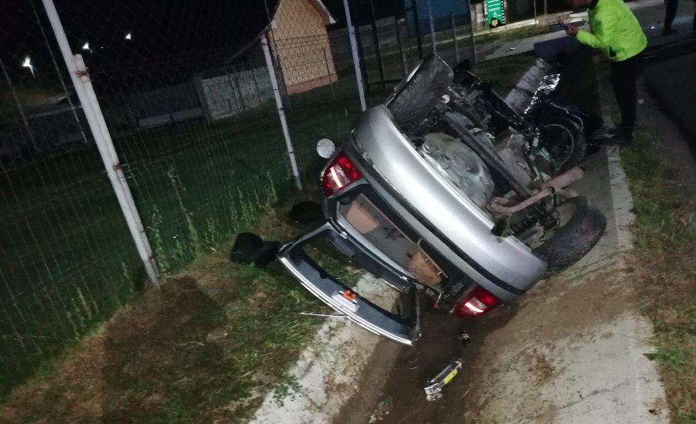 Un tânăr de 18 ani, beat fără permis, a făcut accident pe un drum din Olt, după ce s-a întrecut cu o mașină plină cu fete