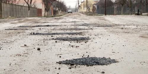 Si a plombat singur gropile de pe stradă FOto Opinia Timișoarei jpg