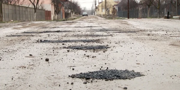 Si a plombat singur gropile de pe stradă FOto Opinia Timișoarei jpg