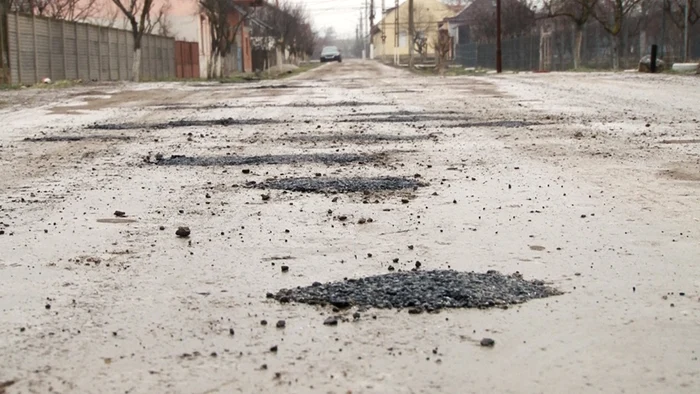 Un bărbat și-a plombat singur gropile de pe stradă Foto: Opinia Timișoarei