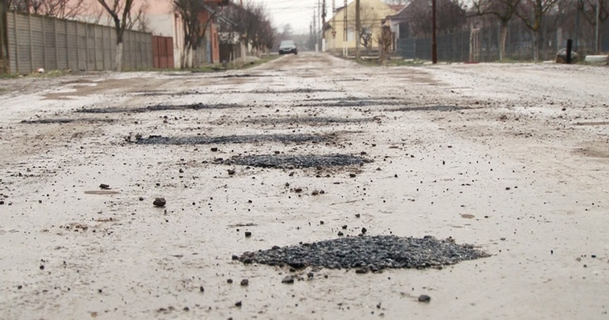 Locuitor din Timiș repara gropile străzii: „Era să cad în șanț!” Locuitor din Timiș repara gropile străzii: „Era să cad în șanț!”