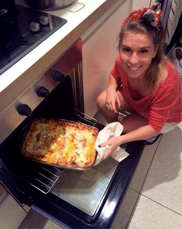 Corina a intrat în bucătărie şi a făcut lasagna!