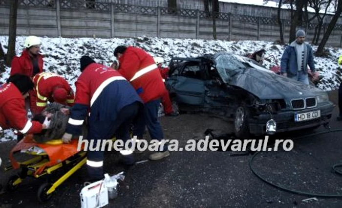 Trei persoane au fost rănite în accidentul produs la intrare în Deva. Foto: D. G. 