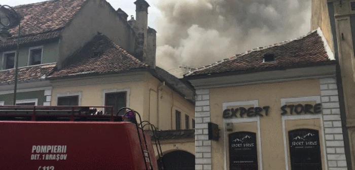 Trei autospeciale ale pompierilor intervin la locul incendiului FOTO newsbv.ro