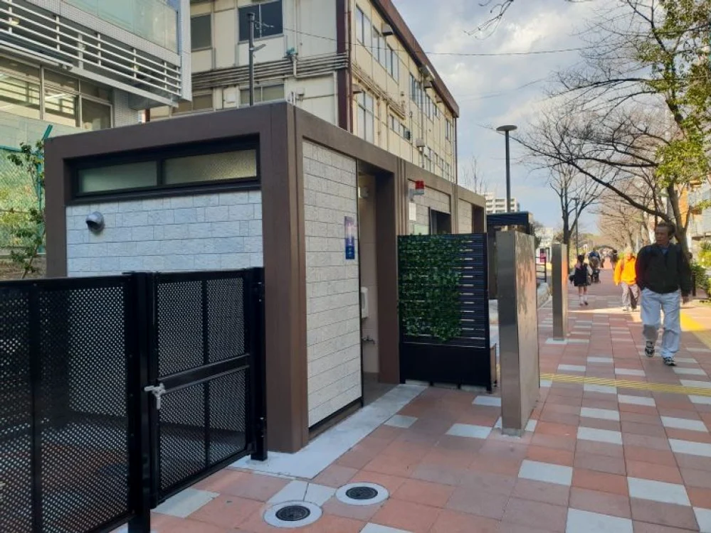 Toaletele publice în Tokyo - Japonia Foto Arhiva personală Alexandra Lopotaru