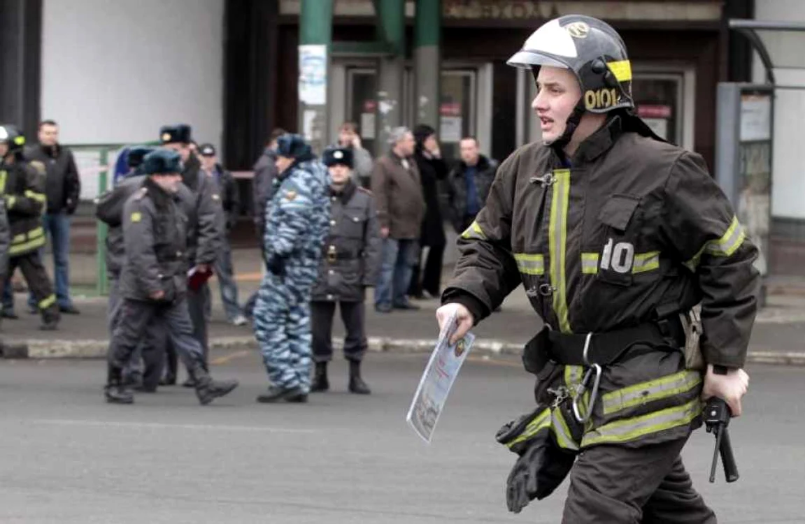Poliţiştii şi pompierii se află în faţa intrării în staţia de metrou Lubyanka 