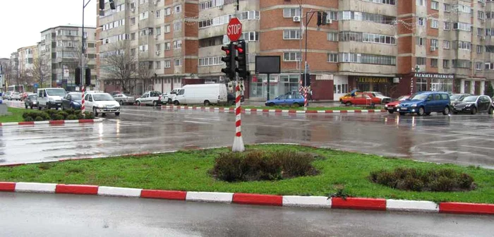 Intersecţia străzilor Bucureşti cu Dunării, unde au acţionat drumarii azi-noapte