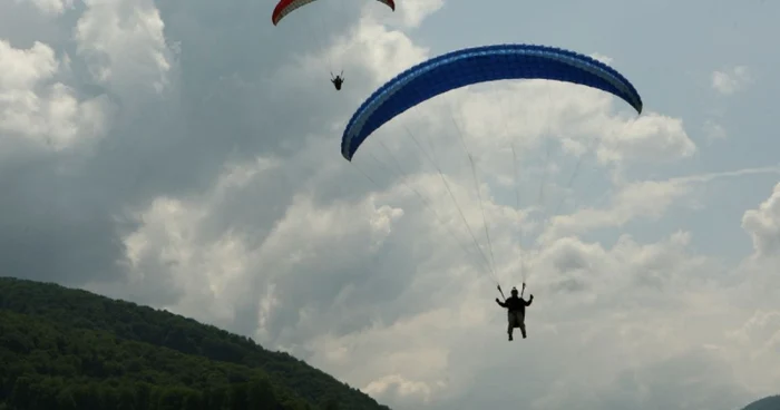 Bărbatul a fost rănit după ce a căzut cu parapanta FOTO Arhivă Adevărul