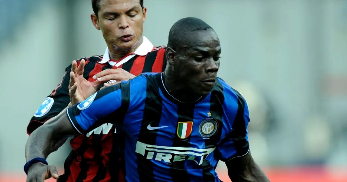 Mario Balotelli (prim plan) nu mai poate suporta insultele rasiste