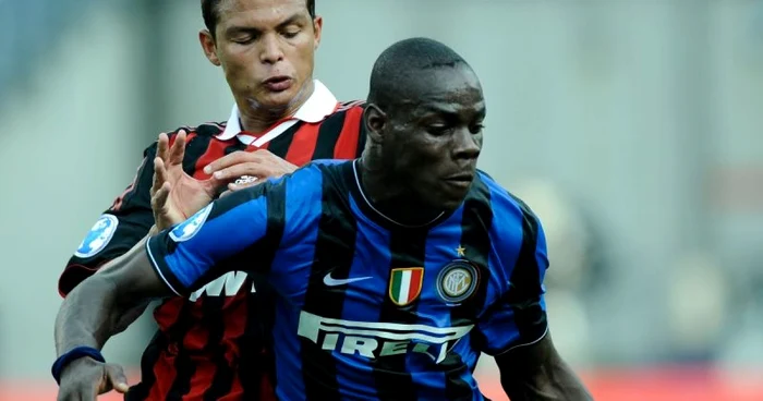 Mario Balotelli (prim plan) nu mai poate suporta insultele rasiste