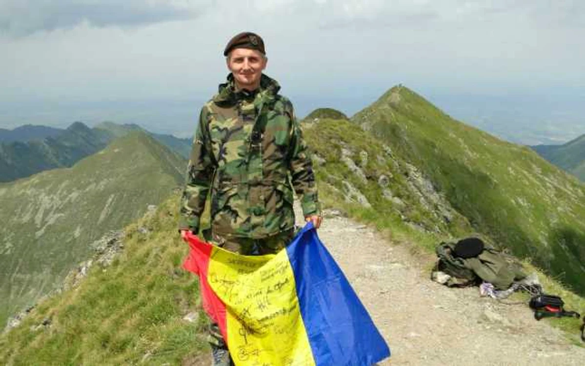Florin Dârjan a urcat pe Vârful Moldoveanu, în 2015, şi pe Vârful Vlădeasa, în 2016, pentru a cânta Imnul României FOTO Arhivă personală