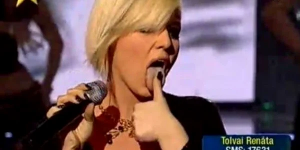 Renata imitând-o pe Beyonce, în timpul concursului Megastar