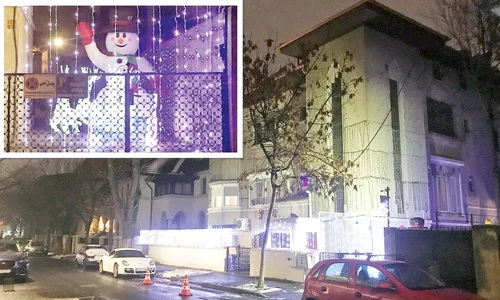 Oana Zăvoranu a făcut şi anul acesta exces de lumină, iar omul de zăpadă de trei metri nu lipseşte jpeg