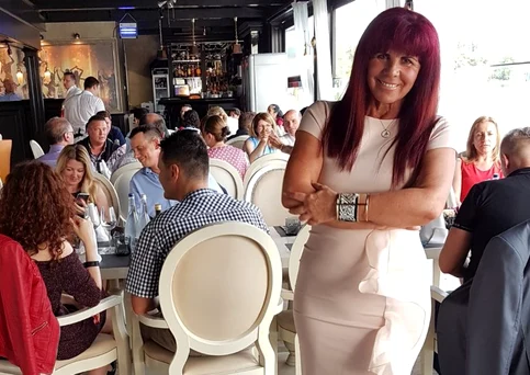 Antoaneta Hambitzer a ajutat 2.500 de cupluri să ajungă la altar 