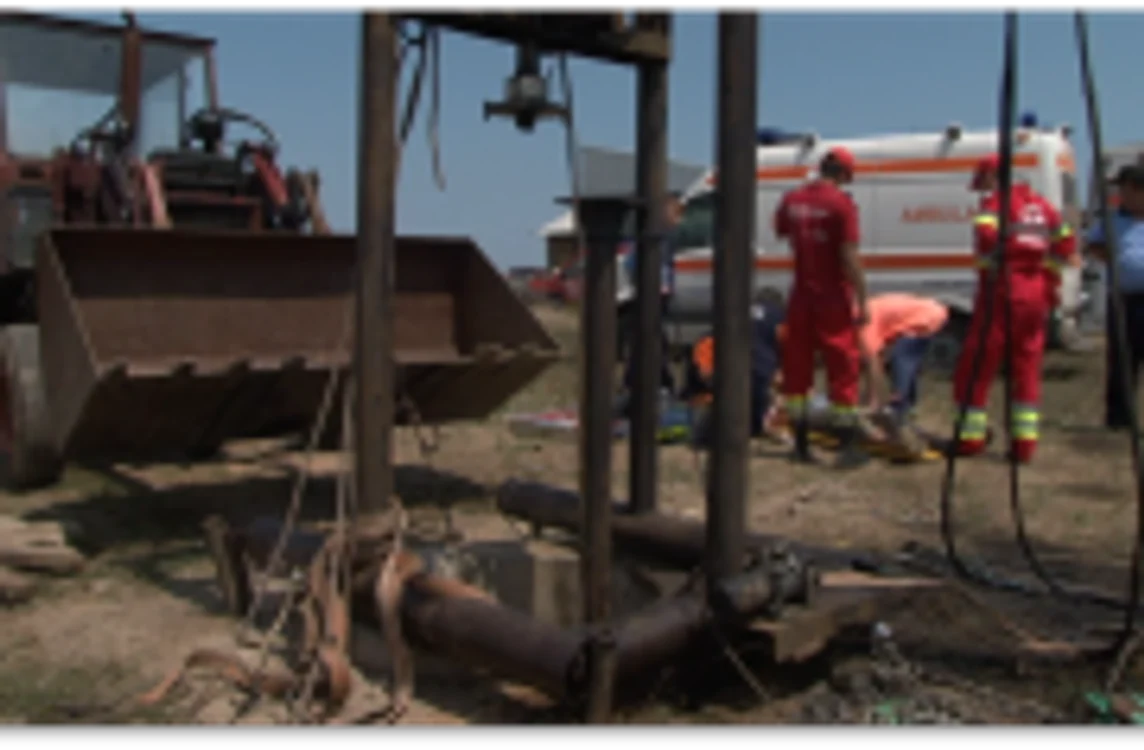 Pompierii l-au scos pe bărbatul căzut în fântână când era prea târziu.