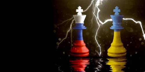 Război în Ucraina piese de șah pe fundal de fulgere foto shutterstock jpg