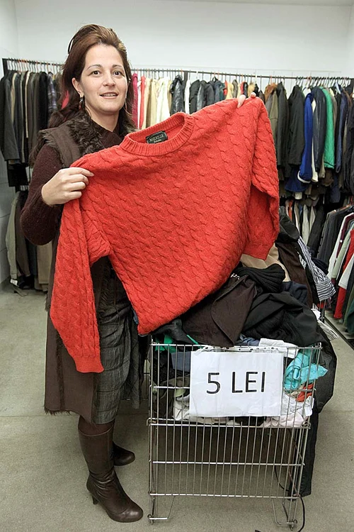 Nicoleta Dobre vrea puloverul roşu la 5 lei. Unul  nou costă cel puţin 35 de lei